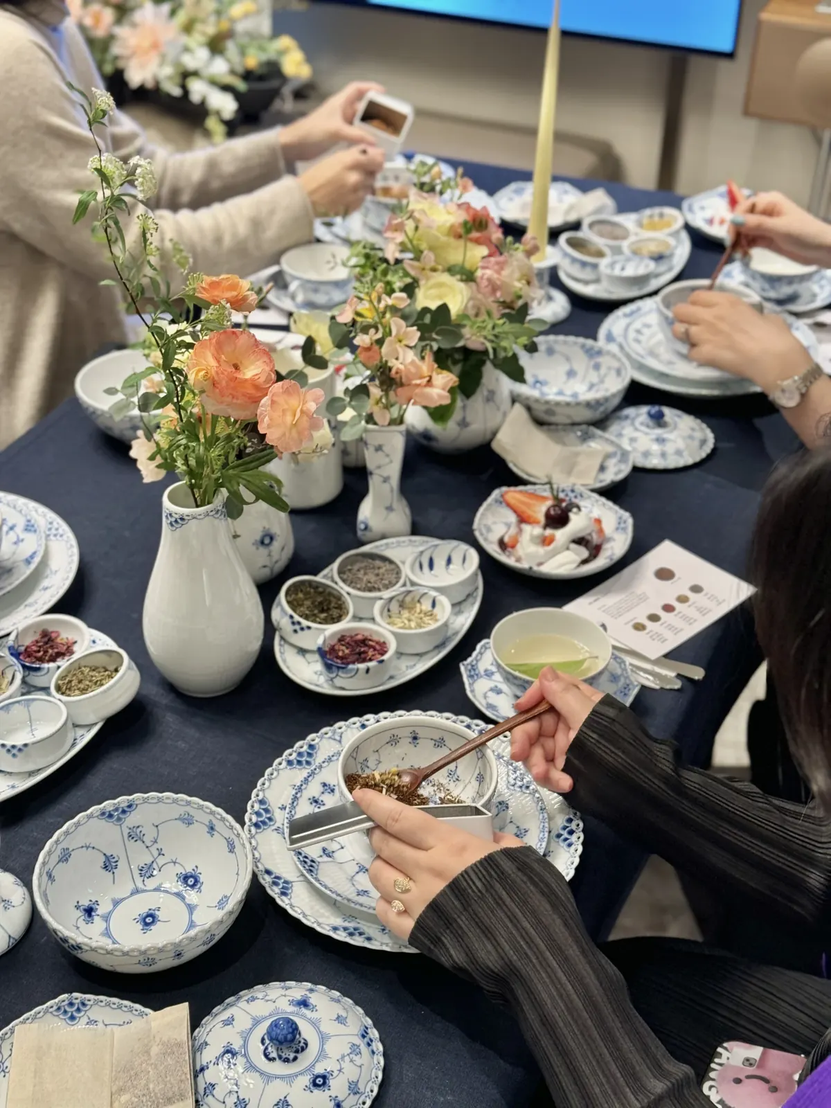 홍차블렌딩 블렌딩 재료를 스푼으로 담는 클로즈업