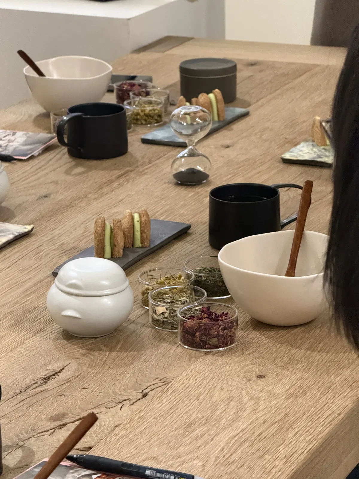 원데이클래스 원목 테이블 블렌딩 볼과 재료